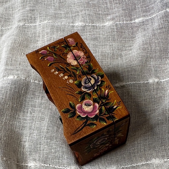 Vintage CUENDET Swiss Music Box 1985 Hand Carved Wood & Hand Painted Floral EUC - Picture 4 of 17